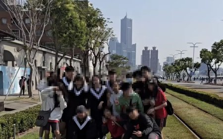 最貴畢業照！大學生闖輕軌軌道拍學士照　遭勸竟回：車來會走