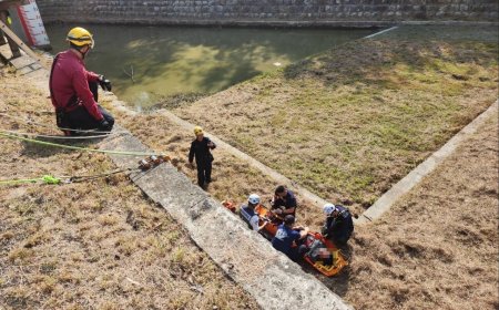 快訊／高雄男垂釣跌落滯洪池摔斷腿　消防架繩索救援