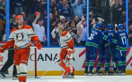 NOTEBOOK: Ducks drop divisional downer to Canucks, Terry rejoins team, Panarin rumor mill
