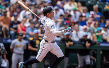 Phillies sign free agent Gold Glove winner from Mariners