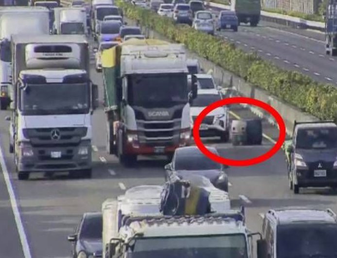 險釀追撞！國1員林段驚見黑色巨桶擋路　聯結車閃不過撞上