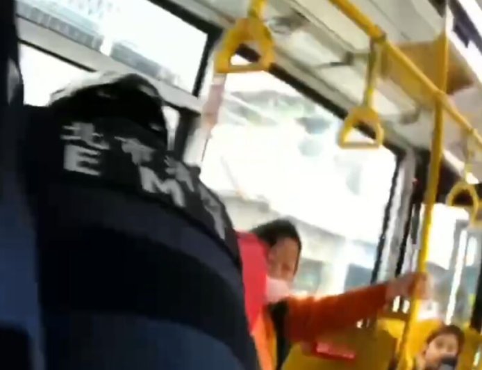 北市女搭公車亮刀！司機第一時間衝上前制止　女乘客感恩：很偉大