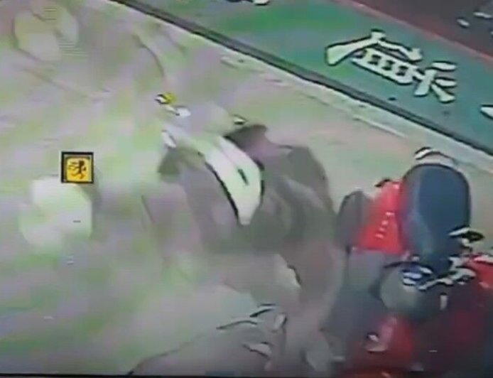 驚險自摔！女騎士直衝騎樓　連撞3機車及盆栽幸運僅輕傷送醫