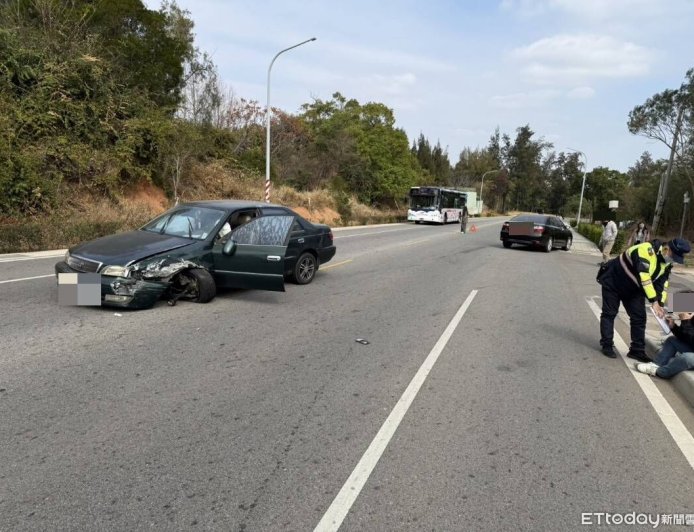金門2車對撞！64歲女駕駛越線逆衝　車輪噴飛頸部不適送醫