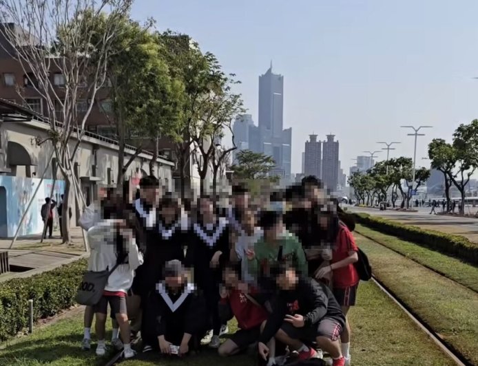 最貴畢業照！大學生闖輕軌軌道拍學士照　遭勸竟回：車來會走