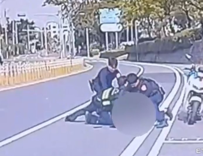 毒癮發作趴機車「全身顫抖」手還緊握電子煙　男襲警5罪送辦