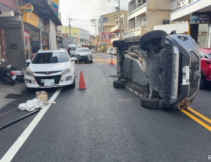 台中阿伯開車撞路邊車側翻！又是酒駕惹禍　先送醫再法辦