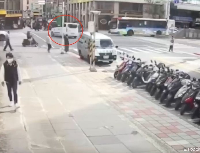 三立採訪車暴衝釀9傷！最新畫面曝　加速闖紅燈「炸彈般撞進銀行」