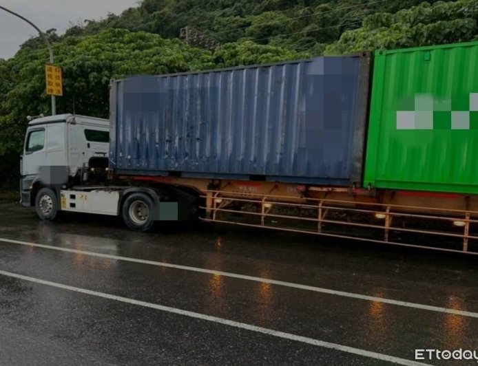 險遭輾過！宜蘭83歲婦過馬路遭超載聯結車撞倒　駕駛肇逃被逮