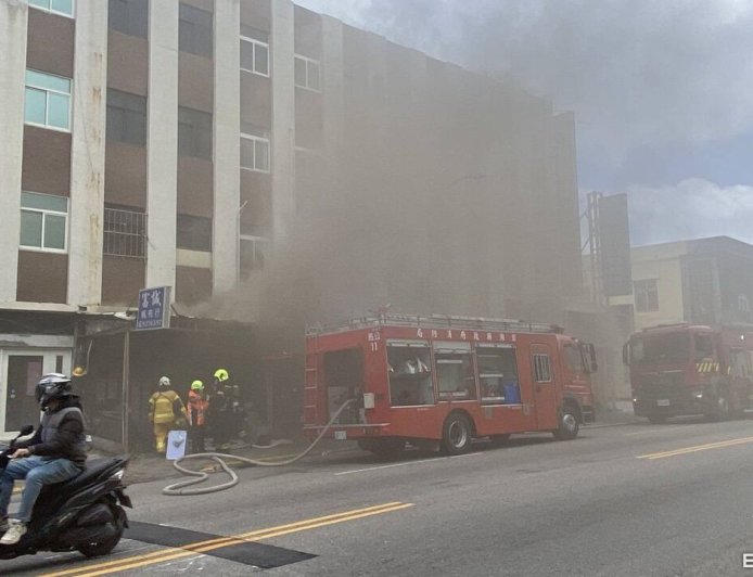 澎湖馬公帆布行竄火！焦黑濃煙狂竄　警消出動27人馳援