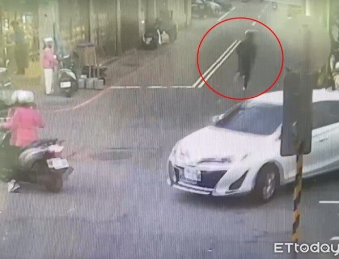 假挑金飾伸手就抓！桃園銀樓42萬黃金被搶　2男騎車逃畫面曝光