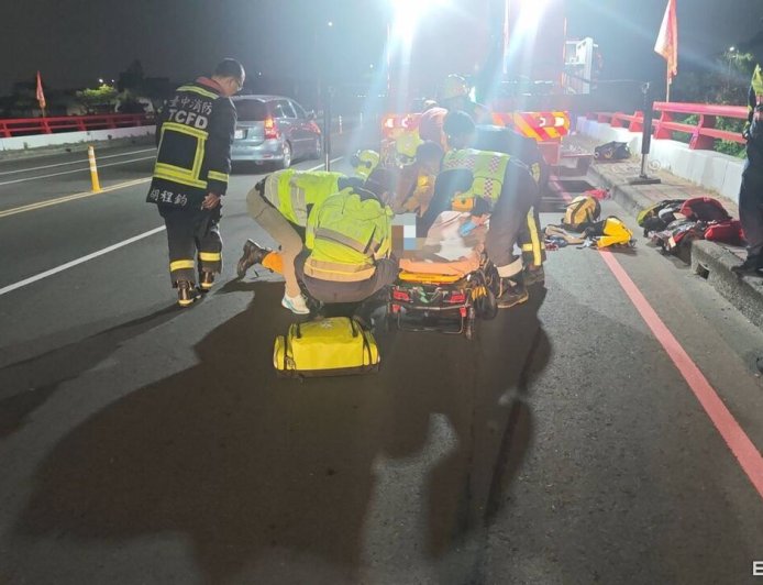 快訊／台中女被野狗追「墜落一江橋」意識不清！消防吊掛救援