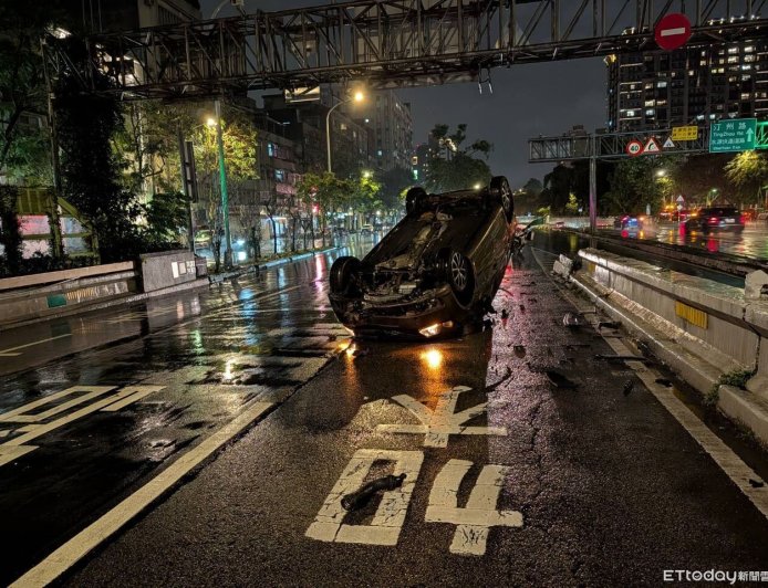 北市大安區建高匝道口翻車！路人急助脫困　75歲翁骨折送醫