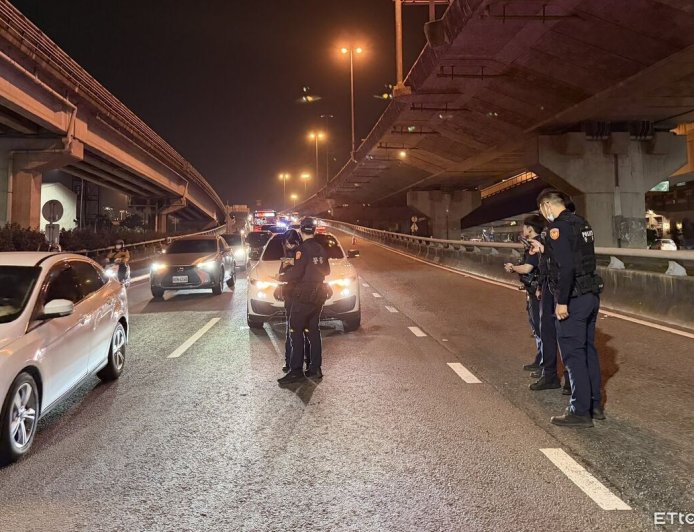 快訊／高雄警連開15槍　轎車逆向拒檢「還衝撞警員」逃逸