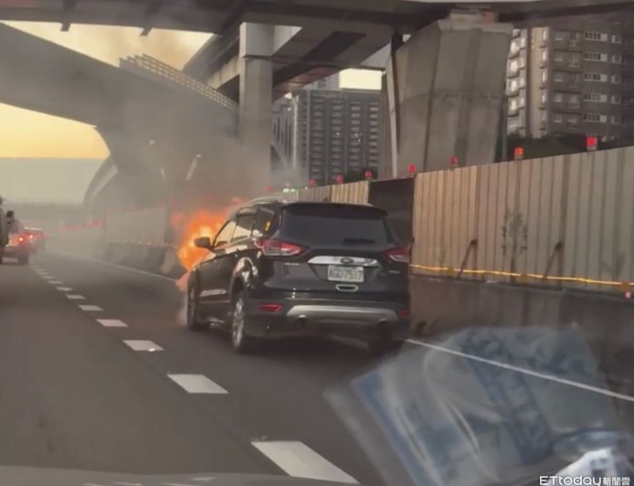快訊／國1林口段休旅車竄大火！駕駛驚險逃出...車流回堵5km