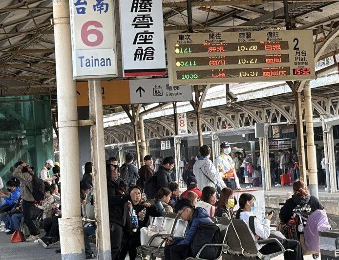 狀況解除！台鐵永康=台南「1男橋上情緒激動」　警消急架設氣墊