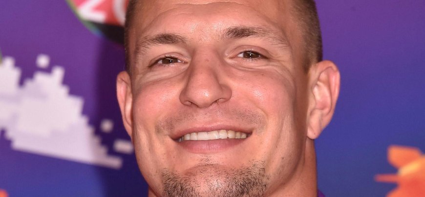Rob Gronkowski Hilariously Recovers From Near Wipeout While Dancing To Tate McRae On New Year's Eve