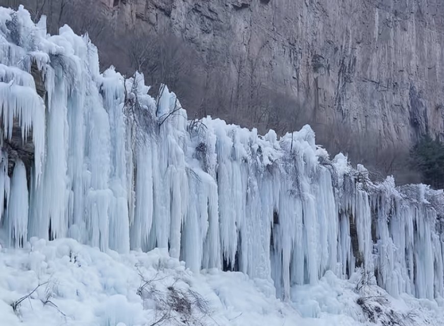 山西通天峡现冰瀑冰挂群景观 绵延几千米