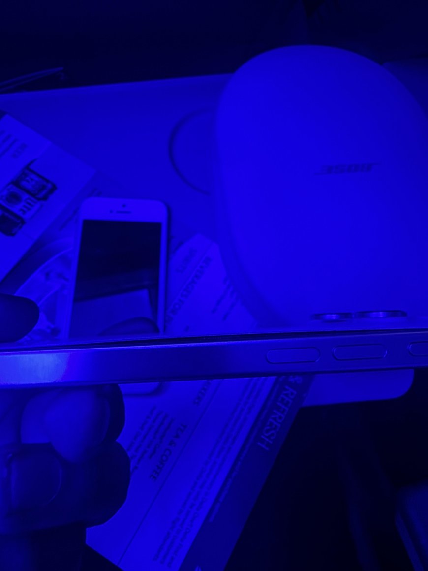 苹果手机被曝在飞行途中出现电池鼓包 落地后则恢复正常