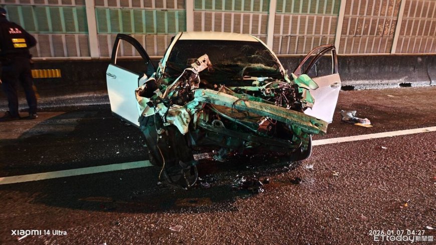 快訊／國1北上361k追撞！女駕駛追撞水泥車再撞護欄　搶救無效亡