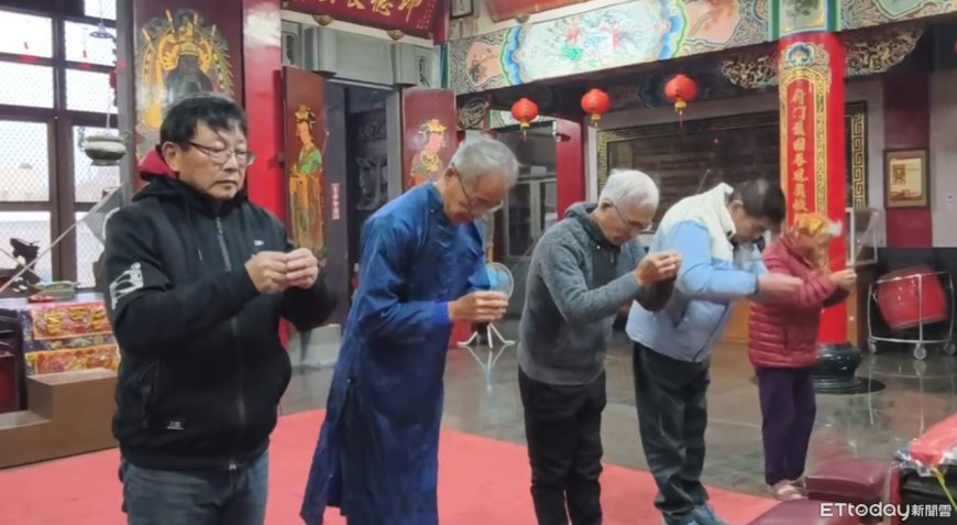 飛官辛柏毅失蹤逾14小時！老家湖西天后宮捻香祈禱：等待奇蹟出現