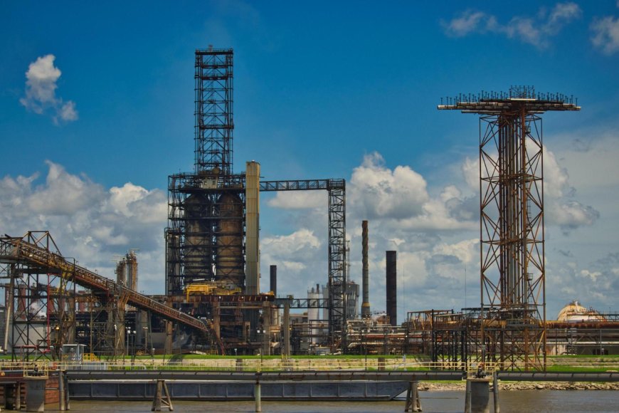 掛俄羅斯國旗、俄艦護衛也沒用　委內瑞拉油輪仍被美軍扣押