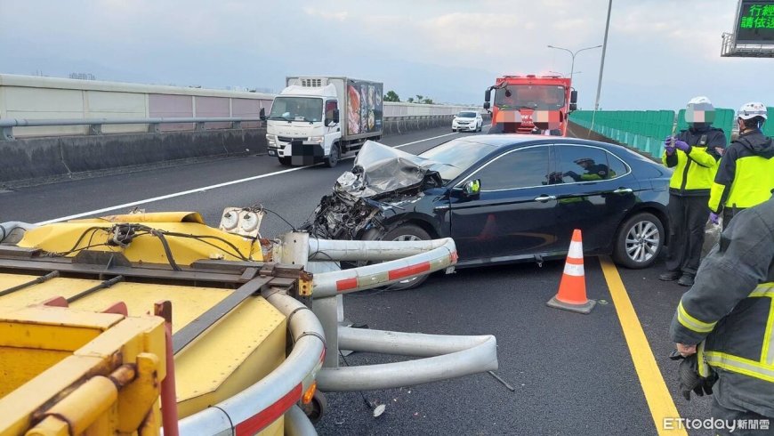 國5緩撞車挨撞！轎車駕駛開啟自駕輔助沒注意　車頭爛毀
