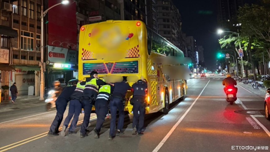 高雄遊覽車拋錨擋路口！8警「人力拖吊」解圍　超狂推移畫面曝