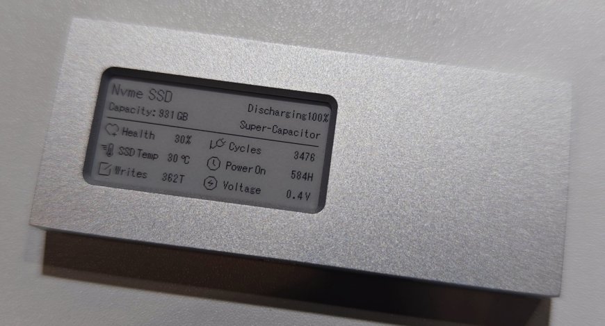 Colorii 展示自带 E-ink 墨水屏的固态硬盘盒，可显示健康度、剩余容量、温度等数据