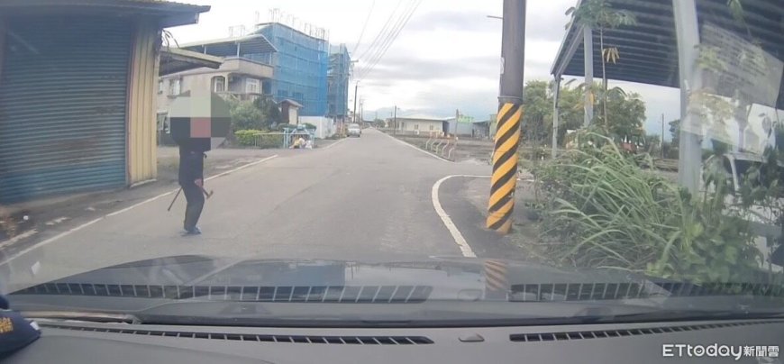 嚇人！宜蘭男「右手斧頭左手拐杖」對人車揮舞 　路人驚恐報警