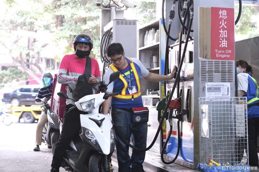 加油等等！　明起汽、柴油各調降0.2元