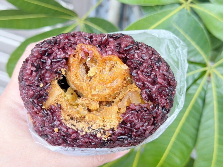 龍潭早市限定「巨無霸紫米飯糰」！60元加大版塞滿配料不手軟