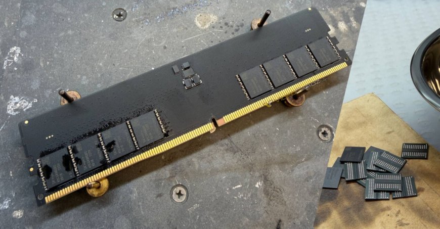 俄罗斯大神省钱绝技：用笔记本拆机芯片自制32GB DDR5台式机内存 只花了1/3的钱