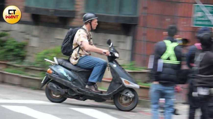 超大咖！《阿凡達》男星0偽裝現身台北街頭  戴西瓜皮安全帽騎車全被拍