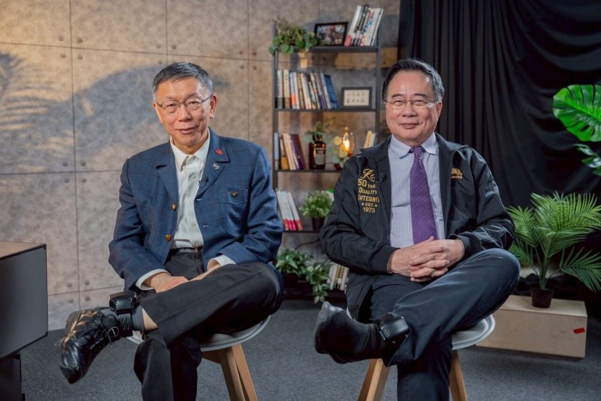 柯文哲同框蔡正元秀電子腳鐐：我們都是「朝廷欽差要犯」