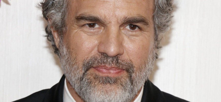 Mark Ruffalo Turns Golden Globes Red Carpet Into Political Firestorm