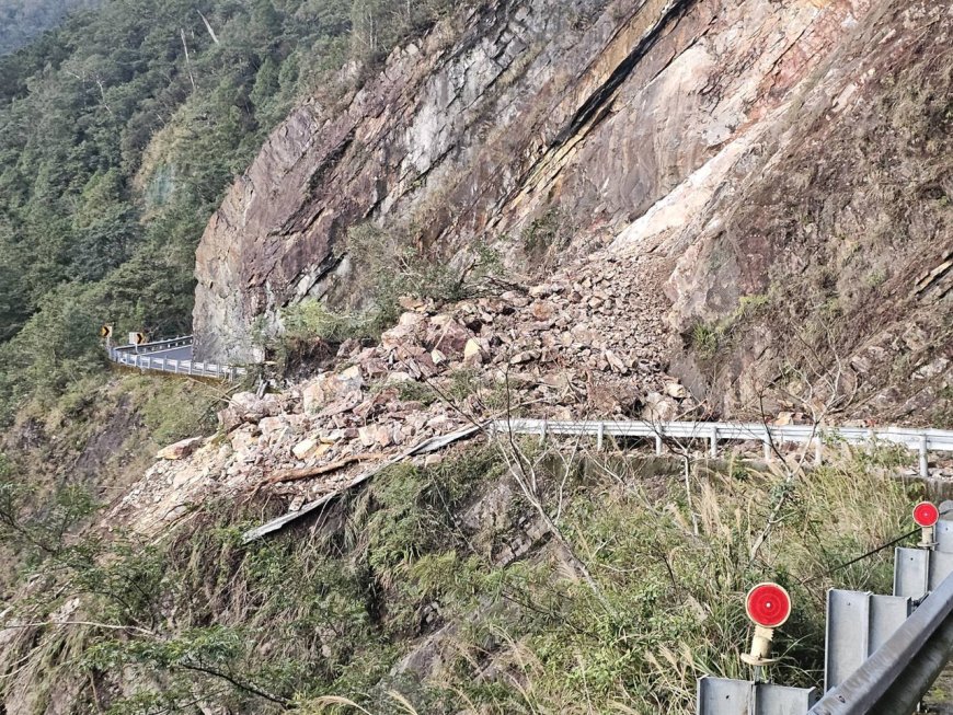 北橫公路明池段邊坡「土石大量崩落」！道路緊急封閉　現場畫面曝