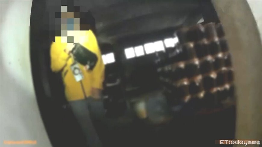 未禮讓行人遇盤查棄車逃！男躲民宅被逮　身揹3條通緝、藏毒煙彈