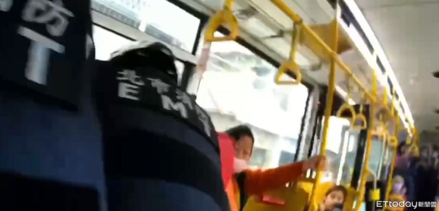 北市女搭公車亮刀！司機第一時間衝上前制止　女乘客感恩：很偉大