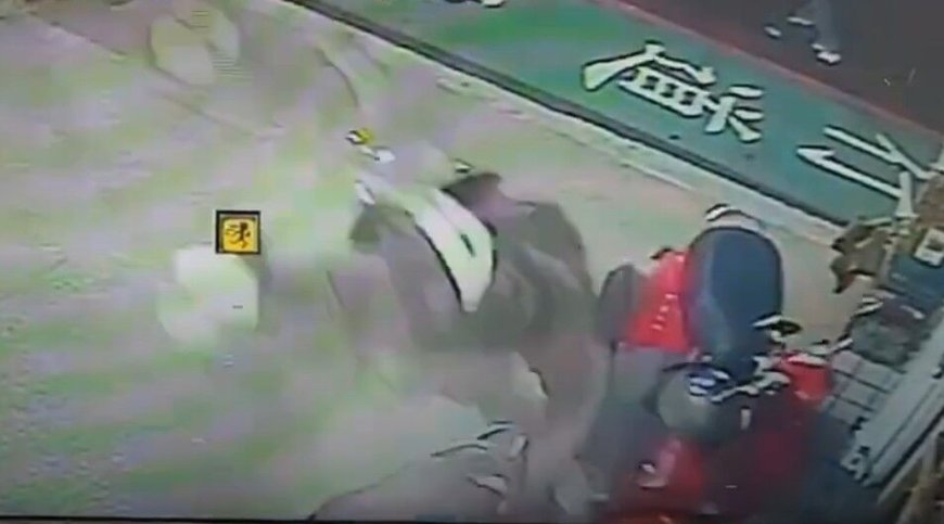 驚險自摔！女騎士直衝騎樓　連撞3機車及盆栽幸運僅輕傷送醫