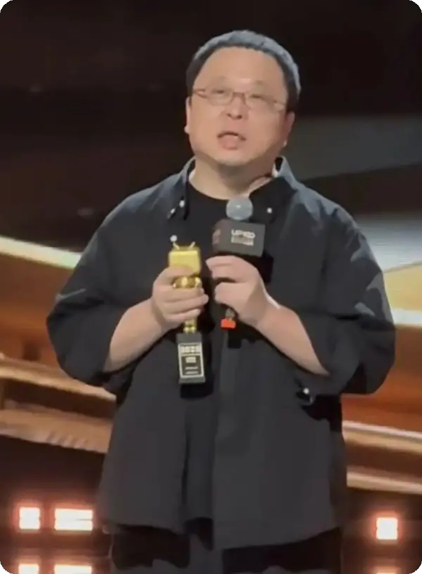 罗永浩被禁言后现身B站颁奖典礼 获年度新人奖并上台发表感言