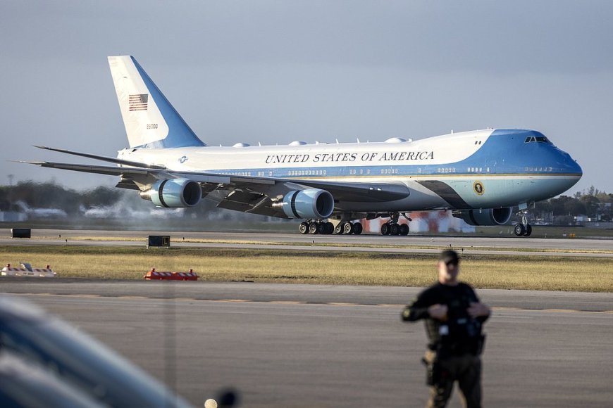 空军一号因电路故障返航 导致特朗普的达沃斯之行延迟