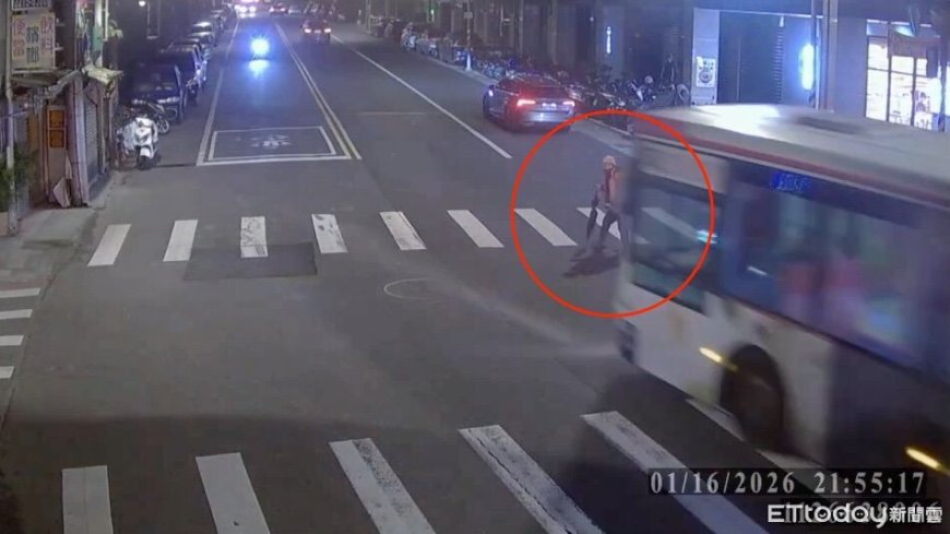 新店婦遭公車撞飛一度命危！司機「完全沒看到」　驚悚瞬間曝