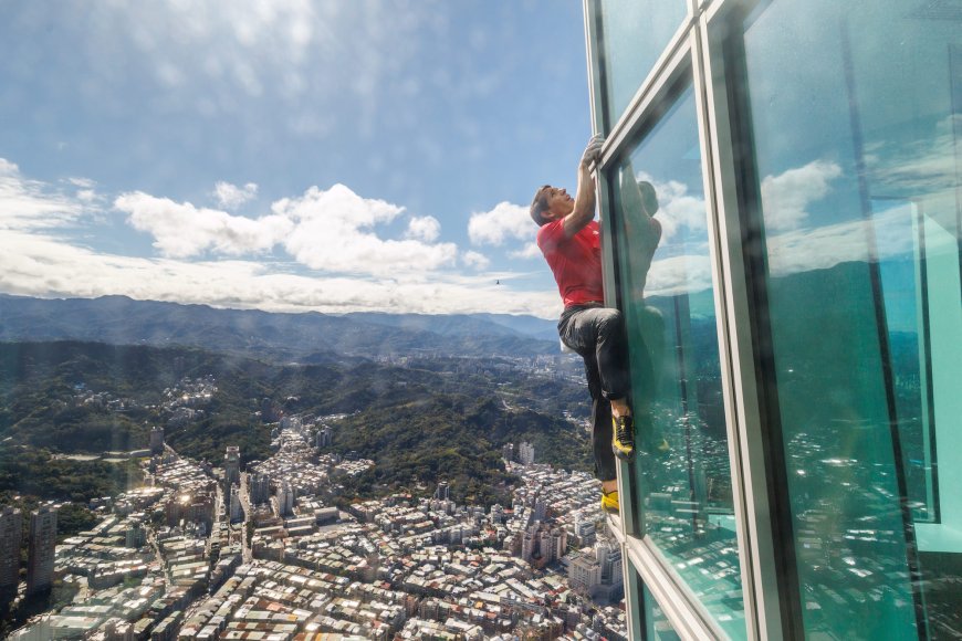 Khloe Kardashian Was All of Us Watching 'Skyscraper Live' Free-Climb Special