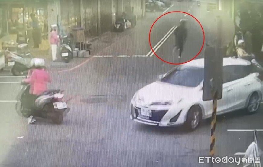 假挑金飾伸手就抓！桃園銀樓42萬黃金被搶　2男騎車逃畫面曝光