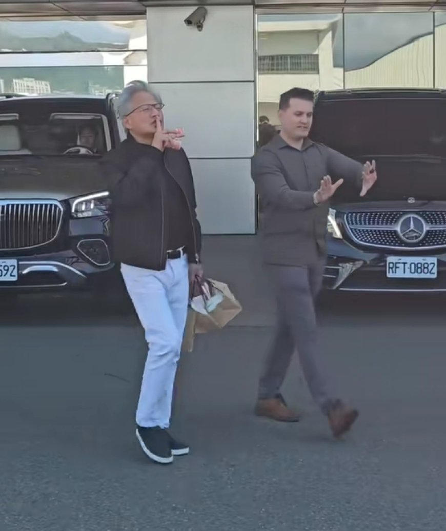 黄仁勋现身台湾：下飞机给媒体发养乐多和三明治