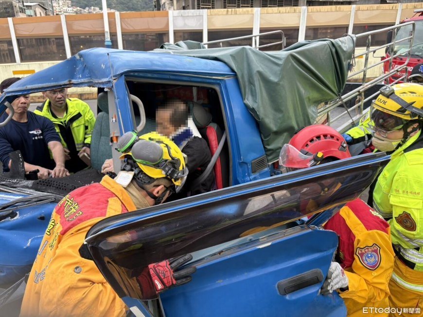 快訊／國1接基隆東岸高架3車連環撞　駕駛受困畫面曝…消防急救人
