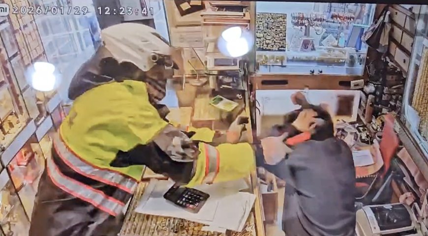 2天前才防搶演練...歹徒穿警察雨衣攻擊銀樓老闆娘！沒搶就跑了
