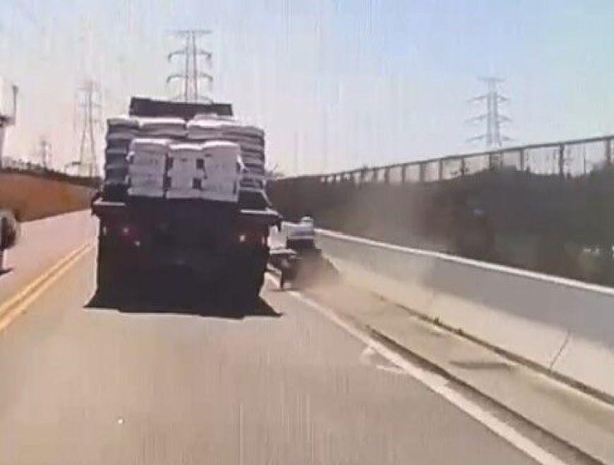 騎士離奇爆頭畫面曝！水溝蓋超車失控倒地　慘遭大貨車後輪輾斃