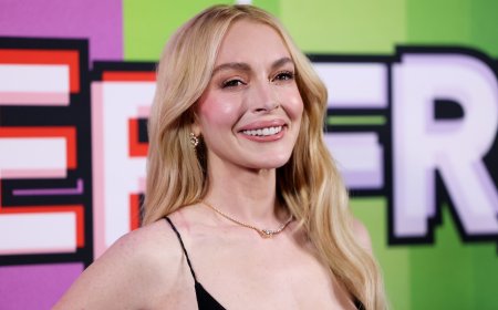 Lindsay Lohan's Bubblegum Pink Leggings Are a Pilates Must-Have